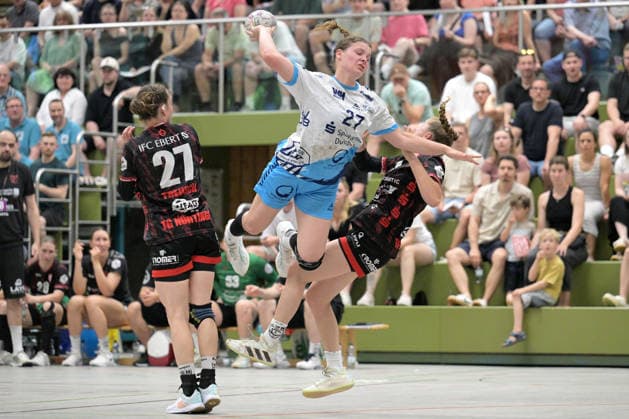 Eva Manthei TuS Lintfort, 27 throwing goal against Lenya Treusch TG Nuertingen, 27 and Nina Fischer TG Nuertingen, 04 TG Nuertingen vs TuS Lintfort , Handball, 2 Alsco HBF, 30 League Matchday, Season 2025 2026, 30 05 2026 TG Nuertingen vs TuS Lintfort , Handball, 2 Alsco HBF, 30 League Matchday, Season 2025 2026, 30 05 2026 Nuertingen Copyright: xEibner-Pressefoto TobiasxBaurx EP_TBR