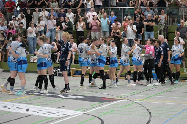disappointed disappointment among the players from Lintfort after the 37 27 defeat at TG Nuertingen TG Nuertingen vs TuS Lintfort , Handball, 2 Alsco HBF, 30 League Matchday, Season 2025 2026, 30 05 2026 TG Nuertingen vs TuS Lintfort , Handball, 2 Alsco HBF, 30 League Matchday, Season 2025 2026, 30 05 2026 Nuertingen Copyright: xEibner-Pressefoto TobiasxBaurx EP_TBR
