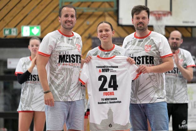Most Valuable Player MVP and Best Goalscorer of the 2 Alsco Bundesliga mi Lisa Fuchs TG Nuertingen, 24 left Gunnar Fischer Head of Department TG Nuertingen right Philipp Henzier Sports Director TG Nuertingen TG Nuertingen vs TuS Lintfort , Handball, 2 Alsco HBF, 30 league matchday, 2025 2026 season, 30 05 2026 TG Nuertingen vs TuS Lintfort , Handball, 2 Alsco HBF, 30 league matchday, 2025 2026 season, 30 05 2026 Nuertingen Copyright: xEibner-Pressefoto TobiasxBaurx EP_TBR