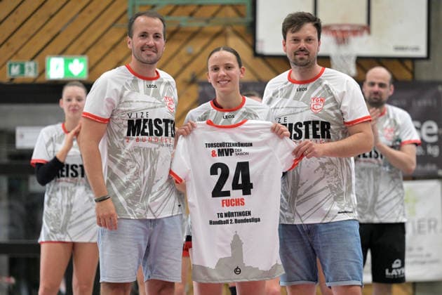 Most Valuable Player MVP and Best Goalscorer of the 2 Alsco Bundesliga mi Lisa Fuchs TG Nuertingen, 24 left Gunnar Fischer Head of Department TG Nuertingen right Philipp Henzier Sports Director TG Nuertingen TG Nuertingen vs TuS Lintfort , Handball, 2 Alsco HBF, 30 league matchday, 2025 2026 season, 30 05 2026 TG Nuertingen vs TuS Lintfort , Handball, 2 Alsco HBF, 30 league matchday, 2025 2026 season, 30 05 2026 Nuertingen Copyright: xEibner-Pressefoto TobiasxBaurx EP_TBR