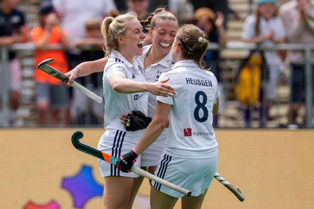 from left goal scorer Sara Strauss DHC, 11 , Sophia Schwabe DHC, 18 , Friederike Heusgen DHC, 8 , players from Düsseldorfer HC DHC , cheer about the goal to 0 1, jubilation, goal celebration, celebrate the goal, goal, celebration, celebrates the goal, joy, rejoices, optimistic, positive, game scene, highlight, action, 31 05 2026, Bonn Germany , field hockey, German championship, final, women, Mannheimer HC Düsseldorfer HC xozx