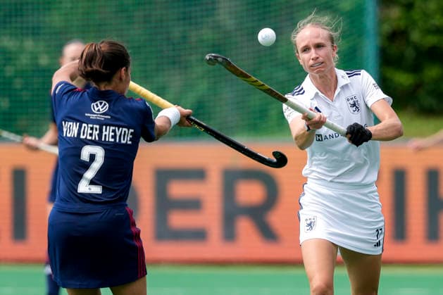v li Lucina von der Heyde MHC, 2 , Lisa Nolte DHC, 17 , duel, duel, tackle, tackling, dynamic, action, action, 31 05 2026, Bonn Germany , Hockey, German Championship, Final, Women, Mannheimer HC Düsseldorfer HC xozx