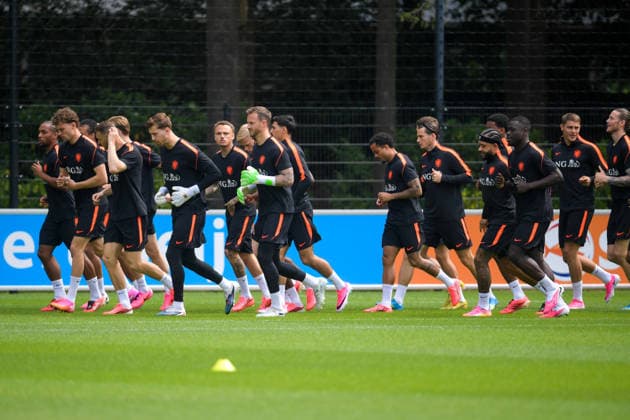2026-05-31 - Dutch Squad Training ZEIST, NETHERLANDS - MAY 31: Mats Wieffer of the Netherlands squad, Teun Koopmeiners of the Netherlands squad, Robin Roefs keeper of the Netherlands squad, Noa Lang of the Netherlands squad, Mark Flekken keeper of the Netherlands squad, Justin Kluivert of the Netherlands squad, Memphis Depay of the Netherlands squad, Marten de Roon of the Netherlands squad, Brian Brobbey of the Netherlands squad warms up during a Dutch Squad Training at KNVB Campus on May 31, 2026 in Zeist, Netherlands. Zeist KNVB Campus Netherlands Content not available for redistribution in The Netherlands directly or indirectly through any third parties. Copyright: xDennisxBresserx