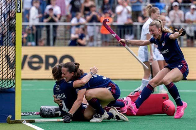 from left goal scorer Nadine Fieber MHC, 4 , Carolin Seidel MHC, 32 , Verena Neumann MHC, 19 , players of Mannheimer HC MHC , celebrate the goal, celebrate the goal, goal, celebration, celebrate the goal, joy, joy, joyful, optimistic, positive, game scene, highlight, action, 31 05 2026, Bonn Germany , Hockey, German Championship, Final, Women, Mannheimer HC Düsseldorfer HC xozx