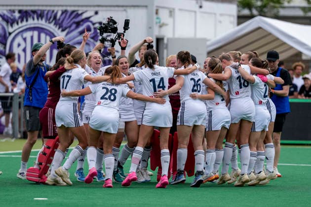Players of Düsseldorfer HC DHC , cheering after the final whistle, joy about the victory, winner, winner, cheers, cheering, cheerful, positive, happy, rejoicing, optimistic, highlight, action, 31 05 2026, Bonn Germany , Hockey, German Championship, Final, Women, Mannheimer HC Düsseldorfer HC xozx