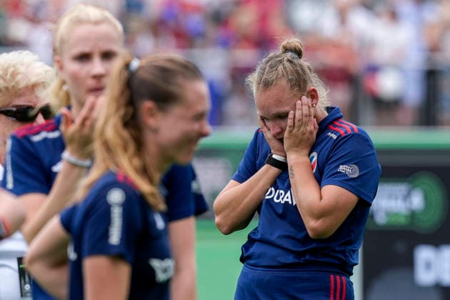 from left Lisa Mayerhöfer MHC, 17 , Agustina Habif MHC, 5 , Stine Kurz MHC, 27, captain , players of Mannheimer HC MHC , disappointed about the defeat, disappointment after the final whistle, highlight, loser, lost, frustration, disappointed, pessimistic, 31 05 2026, Bonn Germany , Hockey, German Championship, Final, Women, Mannheimer HC Düsseldorfer HC xozx