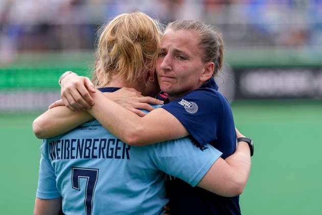 from left Leonie Weißenberger Weissenberger, goalkeeper, goalkeeper, MHC, 7 , Nadine Fieber MHC, 4 , players of Mannheimer HC MHC , disappointed about the defeat, disappointment after the final whistle, highlight, loser, lost, frustration, disappointed, pessimistic, 31 05 2026, Bonn Germany , Hockey, German Championship, Final, Women, Mannheimer HC Düsseldorfer HC xozx