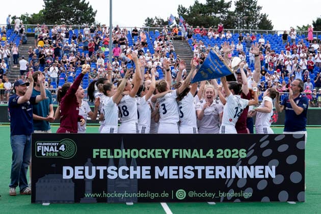 Players from Düsseldorf HC DHC , at the award ceremony, honor, with the trophy, the trophy, blue pennant, German champion, cheering after the final whistle about winning the German championship, cheer, cheers, joy, winner, victory, Winner of the German Championship 2025 26, highlight, optimistic, German Champion, title holder, champion, champions jubilation, happy, optimistic, positive, action, action, 31 05 2026, Bonn Germany , field hockey, German Championship, final, women, Mannheimer HC Düsseldorfer HC xozx