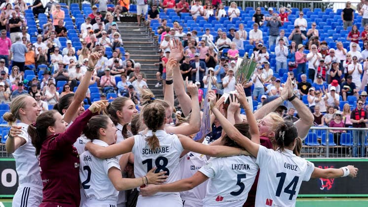 Players from Düsseldorf HC DHC , at the award ceremony, honor, with the trophy, the trophy, blue pennant, German champion, cheering after the final whistle about winning the German championship, cheer, cheers, joy, winner, victory, Winner of the German Championship 2025 26, highlight, optimistic, German Champion, title holder, champion, champions jubilation, happy, optimistic, positive, action, action, 31 05 2026, Bonn Germany , field hockey, German Championship, final, women, Mannheimer HC Düsseldorfer HC xozx