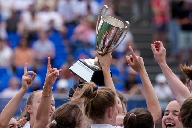 Players from Düsseldorf HC DHC , at the award ceremony, honor, with the trophy, the trophy, blue pennant, German champion, cheering after the final whistle about winning the German championship, cheer, cheers, joy, winner, victory, Winner of the German Championship 2025 26, highlight, optimistic, German Champion, title holder, champion, champions jubilation, happy, optimistic, positive, action, action, 31 05 2026, Bonn Germany , field hockey, German Championship, final, women, Mannheimer HC Düsseldorfer HC xozx