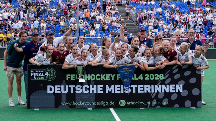 Players from Düsseldorf HC DHC , at the award ceremony, honor, with the trophy, the trophy, blue pennant, German champion, cheering after the final whistle about winning the German championship, cheer, cheers, joy, winner, victory, Winner of the German Championship 2025 26, highlight, optimistic, German Champion, title holder, champion, champions jubilation, happy, optimistic, positive, action, action, 31 05 2026, Bonn Germany , field hockey, German Championship, final, women, Mannheimer HC Düsseldorfer HC xozx