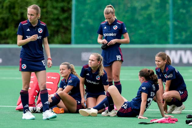 from left Friederike Dittert MHC, 15 , Aina Lilly Kresken MHC, 14 , Julia Hemmerle MHC, 10 , Verena Neumann MHC, 19 , Carolin Seidel MHC, 32 , Paula Göttmann MHC, 21 , players from Mannheimer HC MHC , disappointed about the defeat, disappointment after the final whistle, highlight, loser, lost, frustration, disappointed, pessimistic, 31 05 2026, Bonn Germany , Hockey, German Championship, Final, Women, Mannheimer HC Düsseldorfer HC xozx