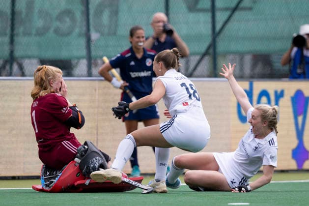 Cheers for goalkeeper Femke JOVY DHC 1, left after saving the decisive penalty, together with Sophia SCHWABE DHC 18, mi and Sara STRAUSS DHC 11, right , joy, cheers, laughter, in the background Lucina VON DER HEYDE MHC 2, mi li Hockey 1 Field Hockey Bundesliga Final4 2026, Women, Final, Mannheimer HC MHC Duesseldorfer HC Düsseldorf DHC , Final score 3 4 n P 1 1 , German Field Hockey Championships, on 31 05 2026 at the BTHV sports facility in Bonn Germany Â
