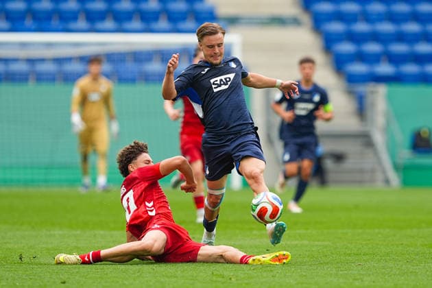 31 05 2026, xydrx, Herren, Fußball, U19 DFB Nachwuchsliga, Finale, TSG 1899 Hoffenheim 1 FC Köln, Saison 2025 2026, PreZero Arena Arian Leonard Roemers 1 FC Köln, 10 im Zweikampf gegen Emil Kramer TSG 1899 Hoffenheim U19, 21 DFB regulations prohibit any use of photographs as image sequences and or quasi video Copyright: HMBxMedia YannisxDreimann