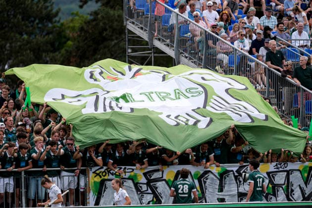 The fan curve of the HTC Uhlenhorst Mülheim shows a choreo, choreography of the spectators, fans, Ultras audience, spectators, mood, atmosphere, stadium, 31 05 2026, Bonn Germany , field hockey, German Championship, final, men, Hamburger Polo Club HTC Uhlenhorst Mülheim xozx