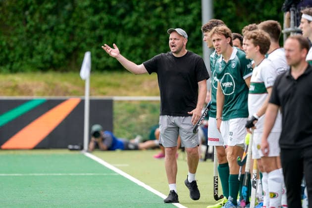 Thilo Stralkowski coach, head coach, Mülheim , gives instructions, gestures, gesticulates with arms, cropped, full body, single picture, single photo, action, action, on the sidelines, 31 05 2026, Bonn Germany , Hockey, German Championship, Final, Men, Hamburger Polo Club HTC Uhlenhorst Mülheim xozx