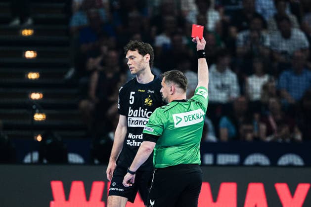 Red card sending off Niclas Kirkelokke SG Flensburg Handewitt, 05 GER, Montpellier Handball vs SG Flensburg Handewitt, Handball, EHF European League, Match for 3rd place, 2025 2026 season, 31 05 2026 GER, Montpellier Handball vs SG Flensburg Handewitt, Handball, EHF European League, Match for 3rd place, 2025 2026 season, 31 05 2026 Hamburg Copyright: xEibner-Pressefoto MarcelxvonxFehrnx EP_MFN
