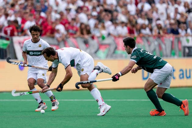 v li Tom Craig Polo, 2 , Lukas Windfeder Mülheim, 6 , duel, duel, tackle, tackling, dynamics, action, action, 31 05 2026, Bonn Germany , Hockey, German Championship, Final, Men, Hamburger Polo Club HTC Uhlenhorst Mülheim xozx