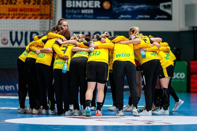 The Borussia Dortmund team stands together in the team circle before warming up GER, HSG Blomberg Lippe vs Borussia Dortmund, Handball, 1 Bundesliga Women, Play Offs, Final, Match 3, 31 05 2026 GER, HSG Blomberg Lippe vs Borussia Dortmund, Handball, 1 Bundesliga Women, Play Offs, Final, Match 3, 31 05 2026 Blomberg Copyright: xEibner-Pressefoto JanxRollingerx EP_JSK