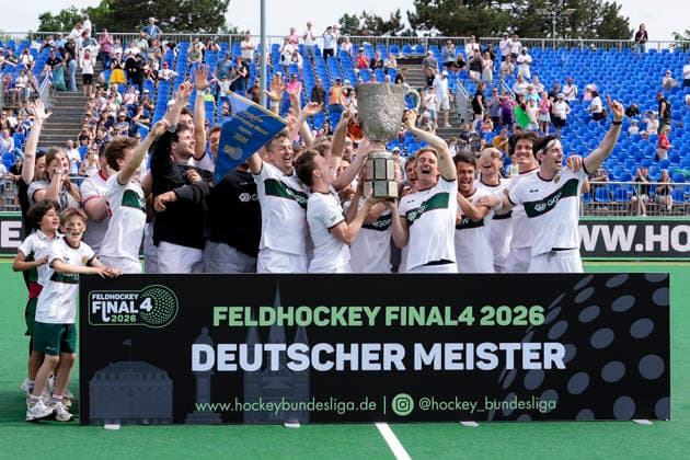 Players from the Hamburg Polo Club, at the award ceremony, honor, with the trophy, the trophy, blue pennant, German Champion, cheering after the final whistle about winning the German Championship, cheer, cheers, joy, winner, victory, winner of the German Championship 2025 26, highlight, optimistic, German champion, title holder, champion, champion cheer, cheerful, optimistic, positive, action, action, 31 05 2026, Bonn Germany , field hockey, German Championship, final, men, Hamburger Polo Club HTC Uhlenhorst Mülheim xozx
