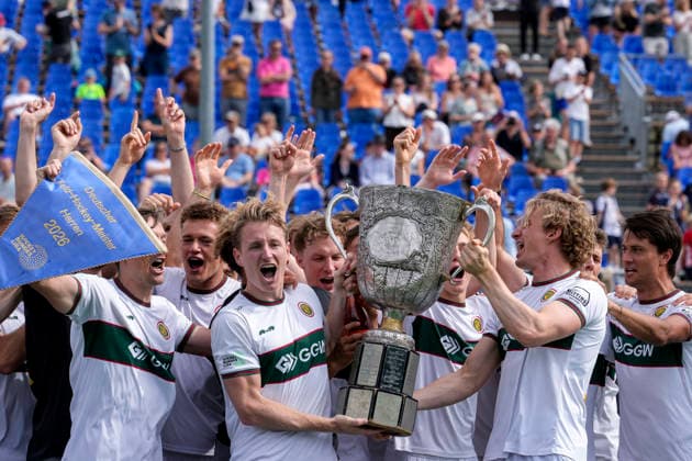 Players from the Hamburg Polo Club, at the award ceremony, honor, with the trophy, the trophy, blue pennant, German Champion, cheering after the final whistle about winning the German Championship, cheer, cheers, joy, winner, victory, winner of the German Championship 2025 26, highlight, optimistic, German champion, title holder, champion, champion cheer, cheerful, optimistic, positive, action, action, 31 05 2026, Bonn Germany , field hockey, German Championship, final, men, Hamburger Polo Club HTC Uhlenhorst Mülheim xozx