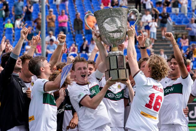 Players from the Hamburg Polo Club, at the award ceremony, honor, with the trophy, the trophy, blue pennant, German Champion, cheering after the final whistle about winning the German Championship, cheer, cheers, joy, winner, victory, winner of the German Championship 2025 26, highlight, optimistic, German champion, title holder, champion, champion cheer, cheerful, optimistic, positive, action, action, 31 05 2026, Bonn Germany , field hockey, German Championship, final, men, Hamburger Polo Club HTC Uhlenhorst Mülheim xozx