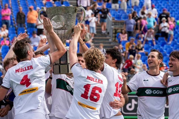 Players from the Hamburg Polo Club, at the award ceremony, honor, with the trophy, the trophy, blue pennant, German Champion, cheering after the final whistle about winning the German Championship, cheer, cheers, joy, winner, victory, winner of the German Championship 2025 26, highlight, optimistic, German champion, title holder, champion, champion cheer, cheerful, optimistic, positive, action, action, 31 05 2026, Bonn Germany , field hockey, German Championship, final, men, Hamburger Polo Club HTC Uhlenhorst Mülheim xozx