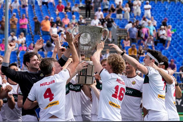 Players from the Hamburg Polo Club, at the award ceremony, honor, with the trophy, the trophy, blue pennant, German Champion, cheering after the final whistle about winning the German Championship, cheer, cheers, joy, winner, victory, winner of the German Championship 2025 26, highlight, optimistic, German champion, title holder, champion, champion cheer, cheerful, optimistic, positive, action, action, 31 05 2026, Bonn Germany , field hockey, German Championship, final, men, Hamburger Polo Club HTC Uhlenhorst Mülheim xozx