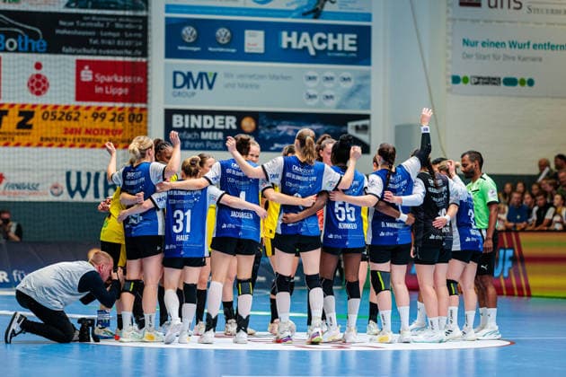 The teams of HSG Blomberg Lippe Blue and Borussia Dortmund Yellow greet each other before kick-off of the match GER, HSG Blomberg Lippe vs Borussia Dortmund, Handball, 1 Bundesliga Women, Play Offs, Final, Match 3, 31 05 2026 GER, HSG Blomberg Lippe vs Borussia Dortmund, Handball, 1 Bundesliga Women, Play Offs, Final, Match 3, 31 05 2026 Blomberg Copyright: xEibner-Pressefoto JanxRollingerx EP_JSK