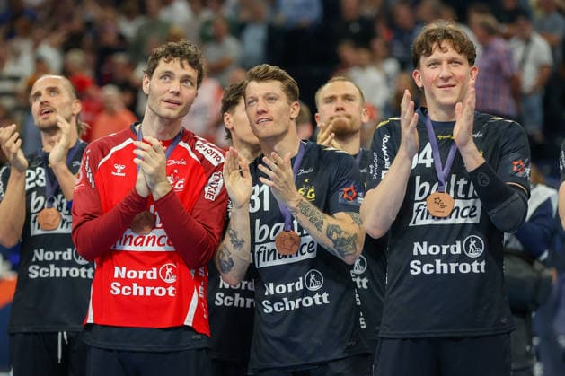 31 05 2026 ,xgox, Handball Handball EHF European League, Match for 3rd place Montpellier Handball SG Flensburg Handewitt emspor, f l Niclas Kirkelokke Kirkelökke, Flensburg, 5 , Emil Jakobsen Flensburg, 31 , Lasse Moller Möller, Flensburg, 64 Cheering about the victory, cheering after the end of the match Hamburg
