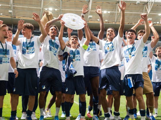 Spieler der TSG Heffenheim mit der der Meisterschale GER, TSG Hoffenheim vs 1. FC Koeln, Fussball, Finale Deutsche Meisterschaft A-Junioren (U19), Spielzeit 2025 2026, 31.05.2026 GER, TSG Hoffenheim vs 1. FC Koeln, Fussball, Finale Deutsche Meisterschaft A-Junioren (U19), Spielzeit 2025 2026, 31.05.2026 Sinsheim Copyright: xEibner-Pressefoto CarstenxSchwerx EP_CSG