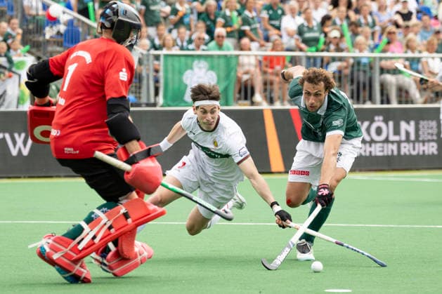 Paul SMITH HPC 7, mi on the ball in a duel against goalkeeper David HARTE HTCU 1, left and Moritz LUDWIG HTCU 25, right , Action Hockey 1 Field Hockey Bundesliga Final4 2026, Men, Final, Hamburger Polo Club HPC Uhlenhorst Muelheim Mülheim HTCU , Final Score 4 0, German Field Hockey Championships, on 31 05 2026 at the BTHV Sports Complex in Bonn Germany Â