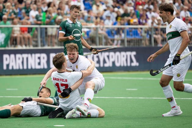 Jan Hendrik BARTELS HPC 17, mi left is happy after his goal for 4 0 together with Leon THOERNBLOM THÖRNBLOM HPC 24, mi and Simon QUINDERS LOPEZ HPC 23, right , joy, jubilation, laughter Hockey 1 Field Hockey Bundesliga Final4 2026, Men, Final, Hamburger Polo Club HPC Uhlenhorst Muelheim Mülheim HTCU , final score 4 0, German Field Hockey Championships, on 31 05 2026 at the BTHV Sportanlage in Bonn Germany Â