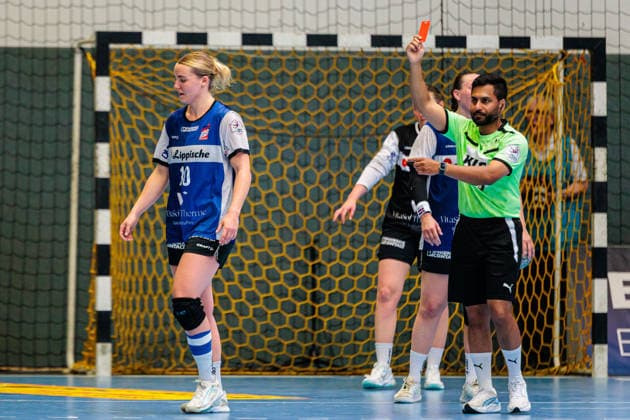 Maxi Muehlner HSG Blomberg Lippe, 10 gets red card shown by Suresh Thiyagarajah Referee GER, HSG Blomberg Lippe vs Borussia Dortmund, Handball, 1 Bundesliga Women, Play Offs, Final, Match 3, 31 05 2026 GER, HSG Blomberg Lippe vs Borussia Dortmund, Handball, 1 Bundesliga Women, Play Offs, Final, Match 3, 31 05 2026 Blomberg Copyright: xEibner-Pressefoto JanxRollingerx EP_JSK