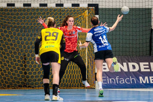 L R Emma Olsson Borussia Dortmund, 29 , Sarah Wachter Borussia Dortmund, 12 , Ona Vegue HSG Blomberg Lippe, 14 during the execution of a seven-meter penalty GER, HSG Blomberg Lippe vs Borussia Dortmund, Handball, 1 Bundesliga Women, Play Offs, Final, Match 3, 31 05 2026 GER, HSG Blomberg Lippe vs Borussia Dortmund, Handball, 1 Bundesliga Women, Play Offs, Final, Match 3, 31 05 2026 Blomberg Copyright: xEibner-Pressefoto JanxRollingerx EP_JSK