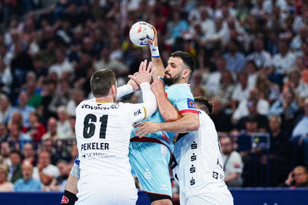Hendrik Pekeler THW Kiel, 61 , Mohamed Amine Darmoul MT Melsungen, 71 , Harald Reinkind THW Kiel, 06 GER, THW Kiel vs MT Melsungen, Handball, EHF European League, Final, Season 2025 2026, 31 05 2026 GER, THW Kiel vs MT Melsungen, Handball, EHF European League, Final, Season 2025 2026, 31 05 2026 Hamburg Copyright: xEibner-Pressefoto MarcelxvonxFehrnx EP_MFN