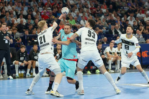 31 05 2026, xgox, Handball EHF European League Final THW Kiel MT Melsungen v l Eric Johansson Kiel, 21 , Ruben Marchan Melsungen, 2 , Veron Nacinovic Kiel, 93 duel, duel, fight, tackle Hamburg