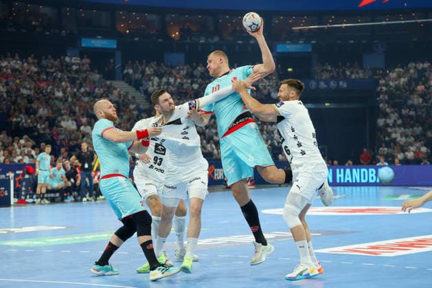 31 05 2026, xgox, Handball EHF European League Final THW Kiel MT Melsungen v l Adrian Sipos Melsungen, 8 , Hendrik Pekeler Kiel, 61 , Dainis Kristopans Melsungen, 10 , Harald Reinkind Kiel, 6 duel, duel, fight, tackle Hamburg