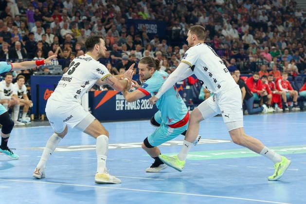 31 05 2026, xgox, Handball EHF European League Final THW Kiel MT Melsungen v l Veron Nacinovic Kiel, 93 , Olle Forsell Schefvert Melsungen, 25 , Harald Reinkind Kiel, 6 duel, duel, fight, tackle Hamburg