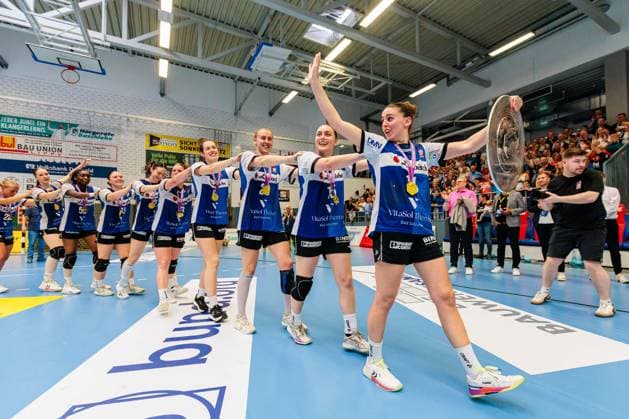 The HSG Blomberg Lippe team celebrates winning the German championship, Ona Vegue HSG Blomberg Lippe, 14 holds the championship trophy GER, HSG Blomberg Lippe vs Borussia Dortmund, Handball, 1 Bundesliga Women, Play Offs, Final, Match 3, 31 05 2026 GER, HSG Blomberg Lippe vs Borussia Dortmund, Handball, 1 Bundesliga Women, Play Offs, Final, Match 3, 31 05 2026 Blomberg Copyright: xEibner-Pressefoto JanxRollingerx EP_JSK
