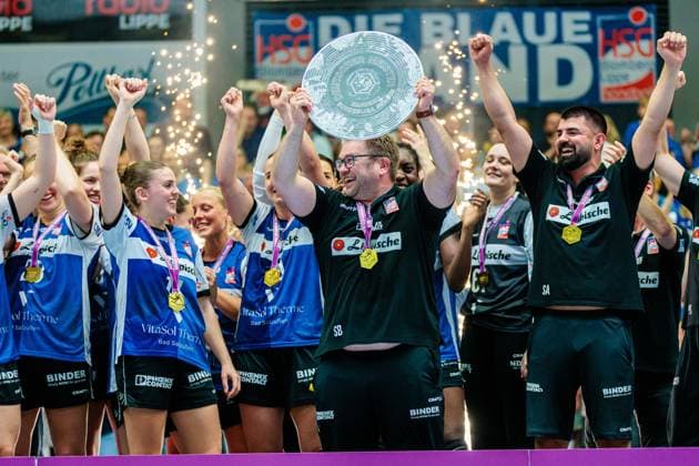 The HSG Blomberg Lippe team celebrates winning the German championship, Steffen Birkner HSG Blomberg Lippe, coach holds the championship trophy GER, HSG Blomberg Lippe vs Borussia Dortmund, Handball, 1 Bundesliga Women, Play Offs, Final, Match 3, 31 05 2026 GER, HSG Blomberg Lippe vs Borussia Dortmund, Handball, 1 Bundesliga Women, Play Offs, Final, Match 3, 31 05 2026 Blomberg Copyright: xEibner-Pressefoto JanxRollingerx EP_JSK