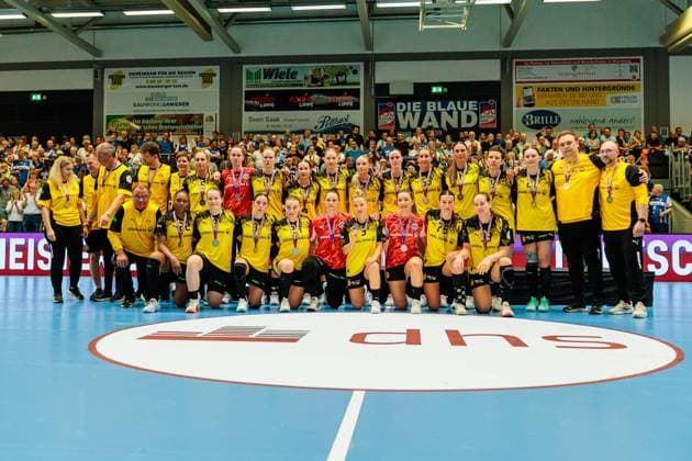The Borussia Dortmund team with the medals for second place in the championship GER, HSG Blomberg Lippe vs Borussia Dortmund, Handball, 1 Bundesliga Women, Play Offs, Final, Match 3, 31 05 2026 GER, HSG Blomberg Lippe vs Borussia Dortmund, Handball, 1 Bundesliga Women, Play Offs, Final, Match 3, 31 05 2026 Blomberg Copyright: xEibner-Pressefoto JanxRollingerx EP_JSK