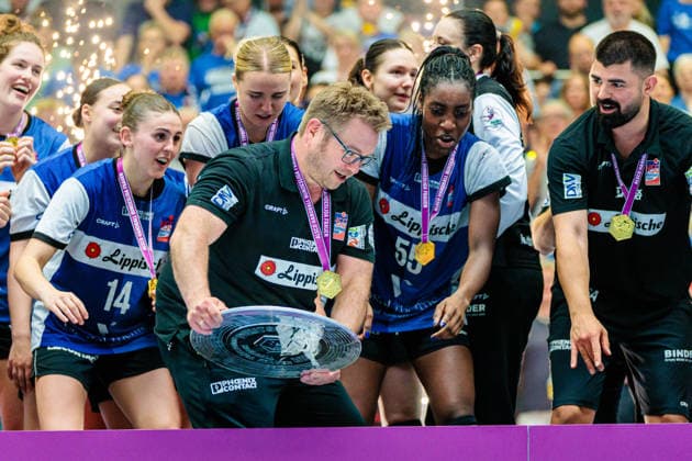 The HSG Blomberg Lippe team celebrates winning the German championship, Steffen Birkner HSG Blomberg Lippe, coach holds the championship trophy GER, HSG Blomberg Lippe vs Borussia Dortmund, Handball, 1 Bundesliga Women, Play Offs, Final, Match 3, 31 05 2026 GER, HSG Blomberg Lippe vs Borussia Dortmund, Handball, 1 Bundesliga Women, Play Offs, Final, Match 3, 31 05 2026 Blomberg Copyright: xEibner-Pressefoto JanxRollingerx EP_JSK