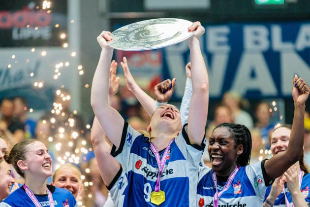 The HSG Blomberg Lippe team celebrates winning the German championship, Nieke Kuehne HSG Blomberg Lippe, 09 holds the championship trophy GER, HSG Blomberg Lippe vs Borussia Dortmund, Handball, 1 Bundesliga Women, Play Offs, Final, Game 3, 31 05 2026 GER, HSG Blomberg Lippe vs Borussia Dortmund, Handball, 1 Bundesliga Women, Play Offs, Final, Game 3, 31 05 2026 Blomberg Copyright: xEibner-Pressefoto JanxRollingerx EP_JSK