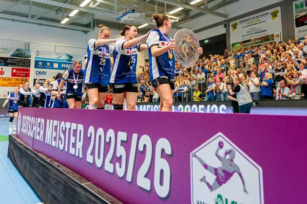 The HSG Blomberg Lippe team celebrates winning the German Championship GER, HSG Blomberg Lippe vs Borussia Dortmund, Handball, 1 Bundesliga Women, Play Offs, Final, Game 3, 31 05 2026 GER, HSG Blomberg Lippe vs Borussia Dortmund, Handball, 1 Bundesliga Women, Play Offs, Final, Game 3, 31 05 2026 Blomberg Copyright: xEibner-Pressefoto JanxRollingerx EP_JSK
