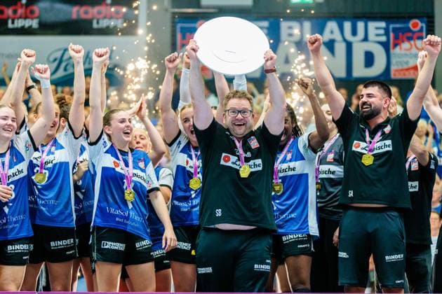 The HSG Blomberg Lippe team celebrates winning the German championship, Steffen Birkner HSG Blomberg Lippe, coach holds the championship trophy GER, HSG Blomberg Lippe vs Borussia Dortmund, Handball, 1 Bundesliga Women, Play Offs, Final, Match 3, 31 05 2026 GER, HSG Blomberg Lippe vs Borussia Dortmund, Handball, 1 Bundesliga Women, Play Offs, Final, Match 3, 31 05 2026 Blomberg Copyright: xEibner-Pressefoto JanxRollingerx EP_JSK