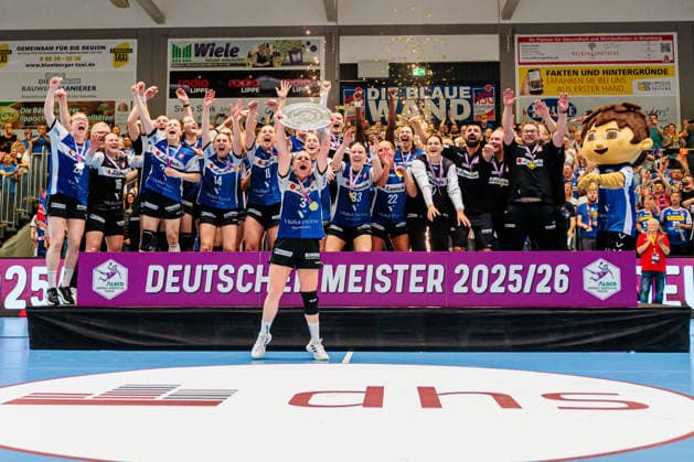 The HSG Blomberg Lippe team celebrates winning the German championship, Laura Rueffieux HSG Blomberg Lippe, 03 holds the championship trophy GER, HSG Blomberg Lippe vs Borussia Dortmund, Handball, 1 Bundesliga Women, Play Offs, Final, Game 3, 31 05 2026 GER, HSG Blomberg Lippe vs Borussia Dortmund, Handball, 1 Bundesliga Women, Play Offs, Final, Game 3, 31 05 2026 Blomberg Copyright: xEibner-Pressefoto JanxRollingerx EP_JSK
