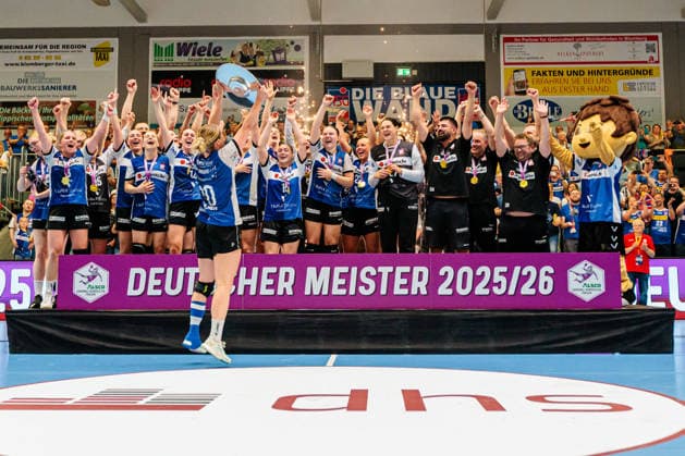 The HSG Blomberg Lippe team celebrates winning the German championship, Maxi Muehlner HSG Blomberg Lippe, 10 holds the championship trophy GER, HSG Blomberg Lippe vs Borussia Dortmund, Handball, 1 Bundesliga Women, Play Offs, Final, Game 3, 31 05 2026 GER, HSG Blomberg Lippe vs Borussia Dortmund, Handball, 1 Bundesliga Women, Play Offs, Final, Game 3, 31 05 2026 Blomberg Copyright: xEibner-Pressefoto JanxRollingerx EP_JSK