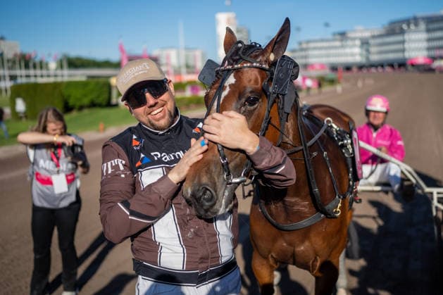 31 05 2026, award ceremony Allegiant 7 with Örjan Kihlström wins the Elitloppet 2026 In the picture trainer Daniel Redà n Trabrennbahn Mariendorf Allegiant, Örjan Kihlström, Elitloppet 2026, victory, winner, award ceremony, Daniel Redà n Copyright c Marius Schwarz, photographer,Mobil 0049 0 176 28 311 040, Web www traberpixx de, e mail info@traberpixx de,NO MODEL RELEASE if the photo is used for purposes other than journalism, please contact us Photo is subject to a fee