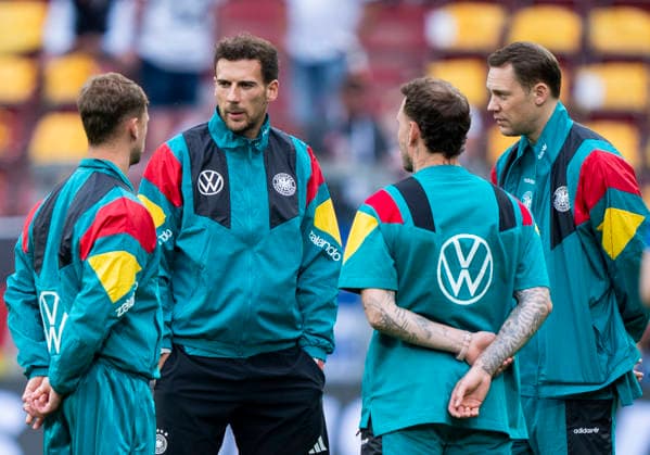 Leon Goretzka Germany, 8 center, in conversation with Joshua Kimmich Germany, 6 left and David Raum Germany, 22 hidden and Manuel Neuer Germany, 1 Germany Finland, football, international World Cup test match, MEWA Arena Mainz, 31 05 2026 IMPORTANT NOTICE According to the regulations of the DFL German Football League and the DFB German Football Association, it is prohibited to use or have used photographs taken in the stadium and or from the match in the form of sequential images and or video-like photo series Copyright: HMBxMedia xMarcoxBader